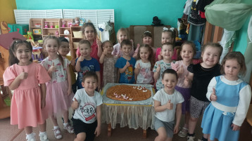 Спектакль в средней группе на юбилей детского сада Спектакль в средней группе на юбилей детского сада.