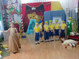 Спектакль "Белоснежка и семь гномов" Спектакль "Белоснежка и семь гномов".