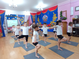 Итоговый показ кружка "Ритмика-стретчинг" Итоговый показ кружка "Ритмика-стретчинг".