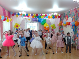 Сегодня был особенный день, когда мы провожали наших дорогих детей в новую, взрослую жизнь – в школу. Сегодня был особенный день, когда мы провожали наших дорогих детей в новую, взрослую жизнь – в школу.
