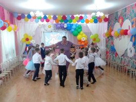 Сегодня был особенный день, когда мы провожали наших дорогих детей в новую, взрослую жизнь – в школу. Сегодня был особенный день, когда мы провожали наших дорогих детей в новую, взрослую жизнь – в школу.