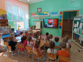 беседы по пожарной безопасности на темы: «Что мы знаем о пожарах», «Безопасное поведение при пожаре», «Можно ли играть с огнем?», «Зачем нужны правила пожарной безопасности?» - чтение художественной литературы: С.Я.Маршак «Рассказ о неизвестном герое», С.Я.Маршак «Кошкин дом», Б.Житков «Пожар», С.Михалков «Дядя Стёпа», К.И.Чуковский «Путаница», Г.Остер «Вредные советы». - отгадывание загадок на противопожарную тематику. Пословицы и поговорки толкование пословиц и поговорок по безопасности. беседы по пожарной безопасности на темы: «Что мы знаем о пожарах», «Безопасное поведение при пожаре», «Можно ли играть с огнем?», «Зачем нужны правила пожарной безопасности?» - чтение художественной литературы: С.Я.Маршак «Рассказ о неизвестном герое», С.Я.Маршак «Кошкин дом», Б.Житков «Пожар», С.Михалков «Дядя Стёпа», К.И.Чуковский «Путаница», Г.Остер «Вредные советы». - отгадывание загадок на противопожарную тематику. Пословицы и поговорки толкование пословиц и поговорок по безопасности.
